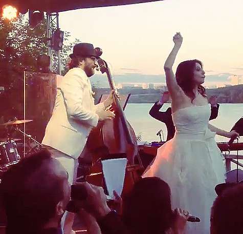 Алиса Хазанова спела под аккомпанемент супруга. Фото: Instagram.com.