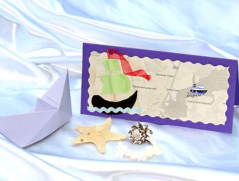 Приглашения, банкетные карточки и план рассадки можно сделать самостоятельно. Фото автора.