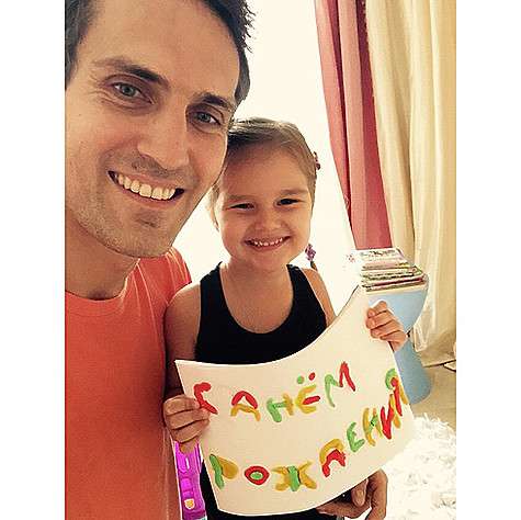 Маленькая Клавдия поздравила папу еще утром. Фото: Instagram.com.