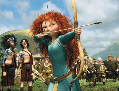 Действие «Храброй сердцем» разворачивается в Шотландии. Озвучившая главную героиню Лиза Арзамасова на родине принцессы Мериды уже побывала. Там актрисе удалось и на мечах посражаться, и из лука пострелять. Кадр из мультфильма.