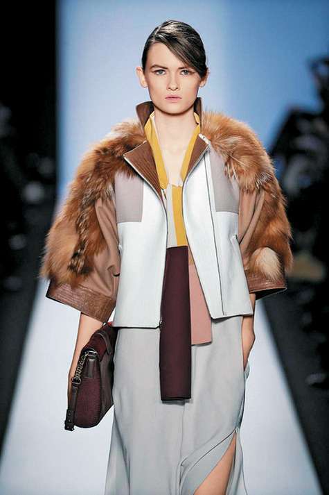 Из предыдущих трендов плавно перетекли маленькие воротнички. Перешел из прошлых сезонов и твердо установился акцент на рукава. Например, рукава из кожи, а остальные части изделия — из альтернативной ткани.