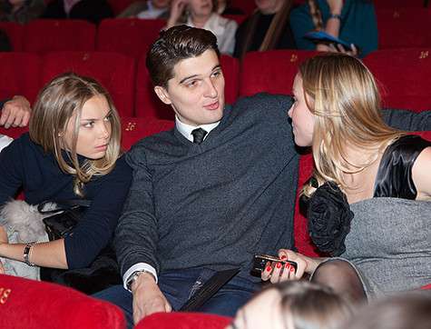 Сестры Арнтгольц и Вахтанг Беридзе. Фото: Fotodom.ru.