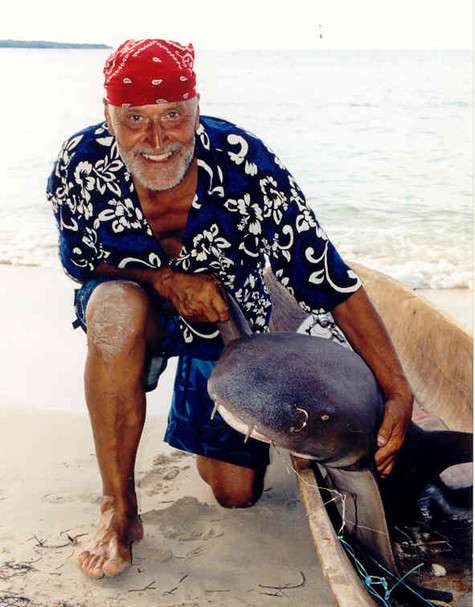 На проекте «Последний герой» телеведущий поймал акулу и, как в сказке о золотой рыбке, отпустил ее обратно в море. Фото: личный архив Николая Дроздова.