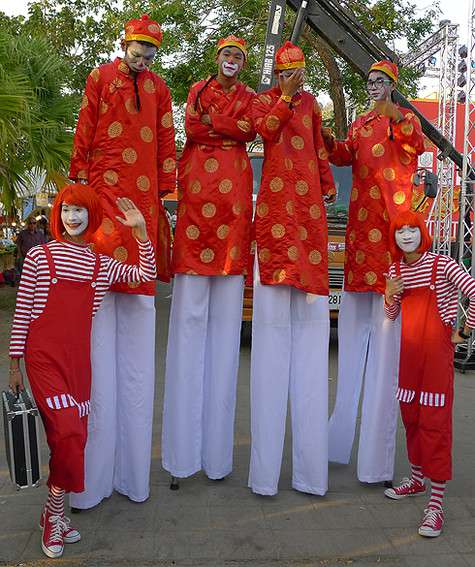 Фестивальное шествие начнется через несколько минут...