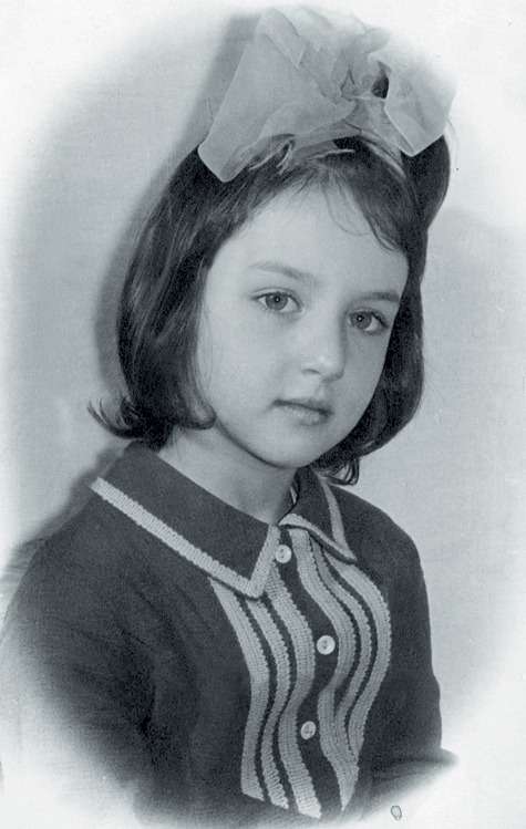 В детстве Алика была похожа на мальчика: короткая стрижка, пацанская одежда. Иногда она позволяла завязать себе бантики. Фото из личного архива актрисы.