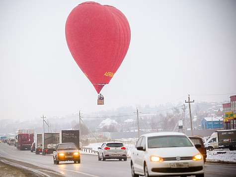 Огромное красное сердце вызвало массу вопросов у проезжающих мимо людей.