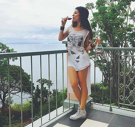 Анна любит самый разный отдых: и активный и познавательный, и, конечно, гурманский. По словам певицы, вино на Мадейре оказалось выше всяких похвал. Фото: архив группы “ВИНТАЖ”.