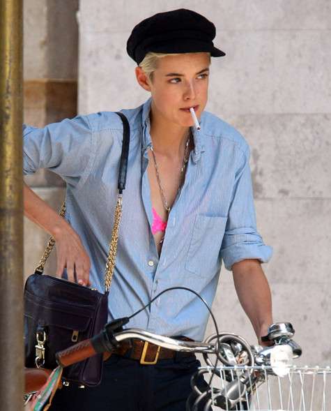 Брутальная англичанка Агнесс Дейн даже с накрашенными глазами выглядит как парень. Фото: Fotodom.ru Брутальная англичанка Агнесс Дейн даже с накрашенными глазами выглядит как парень. Фото: Fotodom.ru