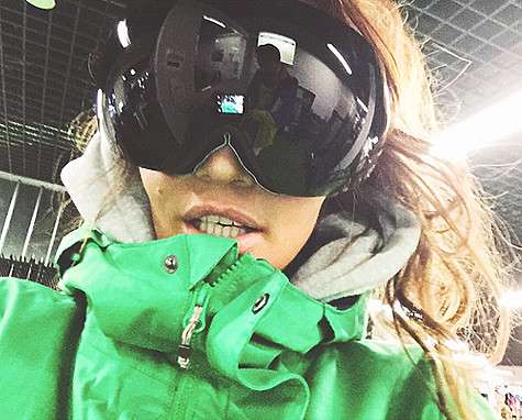 Фанатам Алены очень понравились ее горнолыжные очки. В шутку Водонаеву назвали стрекозой. А некоторые, особо внимательные, заметили, что в очках отражается мужчина. Но телеведущая не стала комментировать никакие предположения. Фото: Instagram.com/alenavod