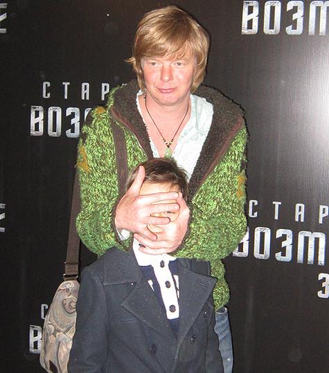 Андрей Григорьев-Апполонов с сыном на премьере фильма «Звездный путь: Возмездие».