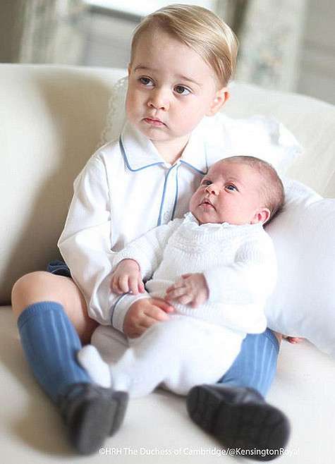 «Мы рады поделится с вами первыми фотографиями принца Джорджа и его маленькой сестры Шарлоты», – подписали снимки Уильям и Кейт. Фото: Twitter.com/@KensingtonRoyal.