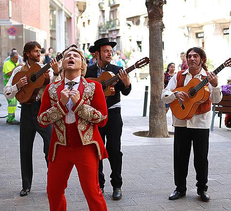 Роли испанцев лучше всего удаются самим испанцам, поэтому вся массовка была подобрана в Барселоне. Фото: материалы пресс-служб.