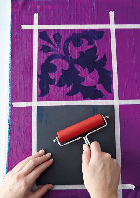 Чем сильнее вы будете "проглаживать" рисунок валиком, тем четче получится принт. Фото: Camera Press/Fotodom.ru. Чем сильнее вы будете проглаживать рисунок валиком, тем четче получится принт. Фото: Camera Press/Fotodom.ru.