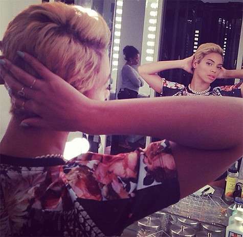 Бейонсе разглядывает новую прическу. Фото: Instagram.com.