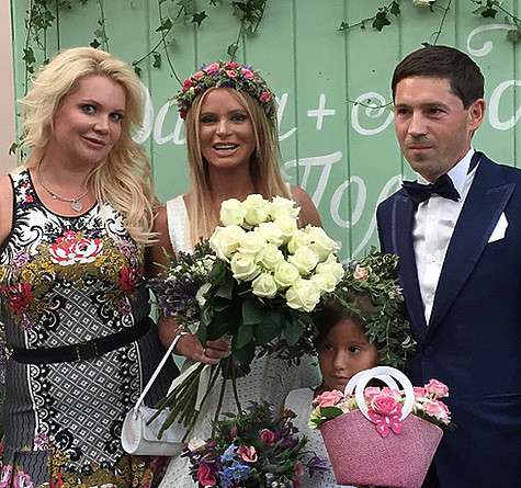 Дана Борисова и Андрей Трощенко с удовольствием фотографировались со своими гостями. Фото: Instagram.com.