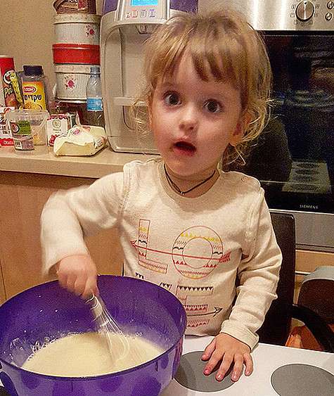 Старшая дочь Антона и Вики Макарских уже печет блины. Фото: Instagram.com/makarskie.
