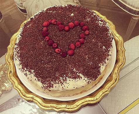Федорова решила сама испечь супругу праздничный торт. Фото: Instagram.com/fedorovaoksana.