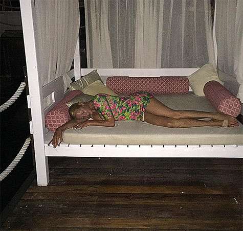Натанцевавшись вдоволь, Волочкова уснула на свежем воздухе. Фото: Instagram.com/volochkova_art.