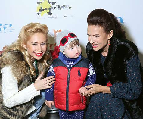 Анастасия Гребенкина и Эвелина Бледанс с сыном Семеном.