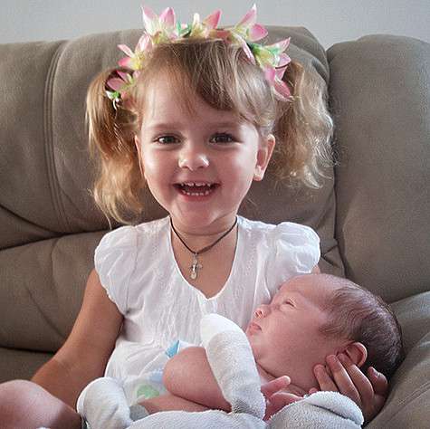 Недавно маленькая Маша Макарская заявила, что хочет еще одного братика или сестричку. Родители обещали подумать. Фото: Instagram.com/makarskie.