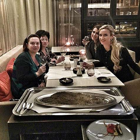 buzova86: «Прекрасный семейный вечер. Как здорово иметь возможность радовать и удивлять своих родных. 3 поколения вместе: бабушка, мама и мы. В качестве основного блюда мы выбрали сибас в соли, ресторан очень понравился!». Фото: Instagram.com/buzova86.