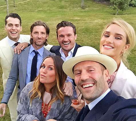 На свадебное селфи, сделанное Джейсоном Стэтхемом, в том числе попали его возлюбленная Рози Хантингтон-Уайтли и звезда нового фильма Ричи «Агенты А.Н.К.Л.» Генри Кавилл (крайний слева). Фото: Instagram.com.