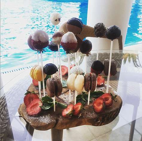 Вот такие угощения преподносят сотрудники отеля счастливым молодоженам. Фото: социальные сети