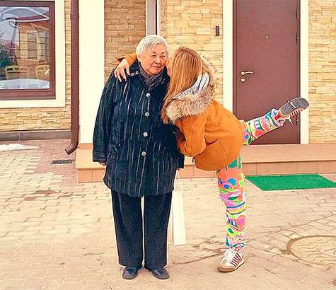 Анита Цой не скрывает своей любви к маме. Фото: Instagram.com.