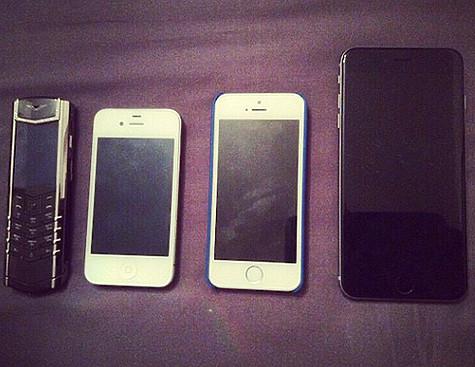 Тина Канделаки показал все свои телефоны. Фото: Instagram.com.