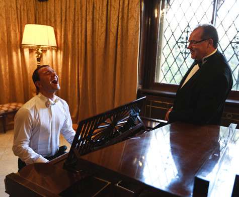 Антон поразил гостей на свадьбе своим неожиданным талантом: он вдохновенно сыграл на пианино эмоциональную миниатюру. Фото: личный архив Антона Сихарулидзе.