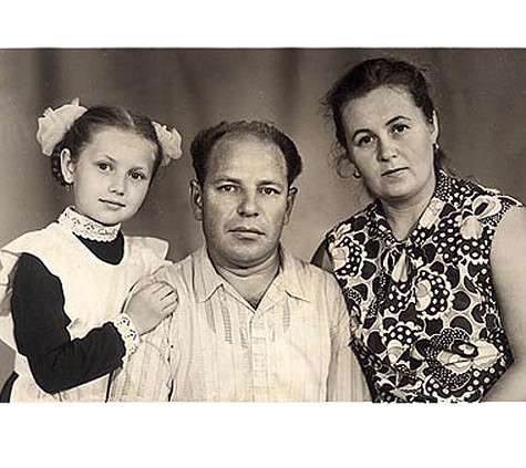 Таисия Повалий с родителями. Певица признается, что всегда была очень близка с мамой. Фото: личный архив Таисии Повалий.