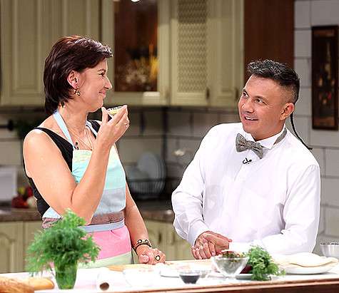 В одном из выпусков шоу свекровь не побоялась отругать ведущего за неумение чистить картошку. Фото: материалы пресс-служб.