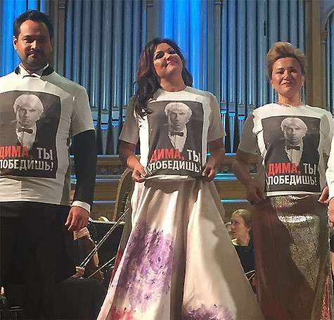 Первыми в футболках с ободряющей надписью появились коллеги Хворостовского, оперные исполнители Анна Нетребко, Ильдар Абдразаков и Екатерина Губанова. Фото: Instagram.com.