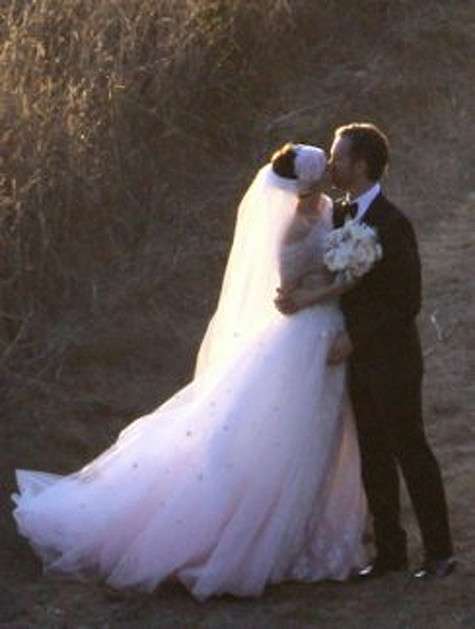 Энн Хэтэуэй и Адам Шульман. Фото: www.starhit.ru. Энн Хэтэуэй и Адам Шульман. Фото: www.starhit.ru.