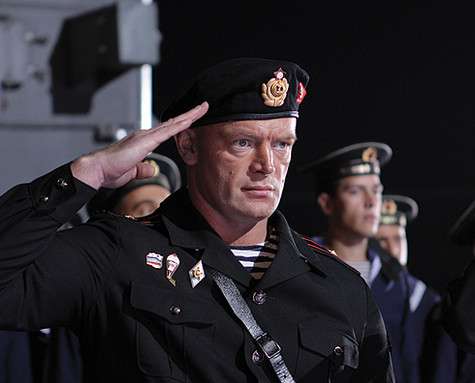 Играть мужественных персонажей актеру очень к лицу. Хотя он хотел бы попробовать себя на экране и в других воплощениях. Фото: материалы пресс-служб.