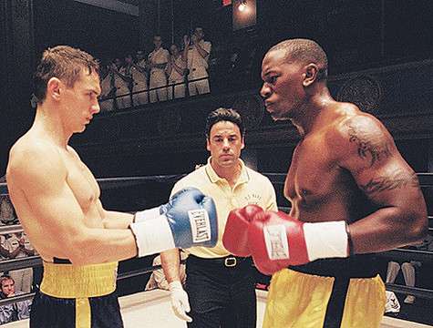 Джеймс Франко и Тайриз Гибсон. Кадр из фильма «Поединок».