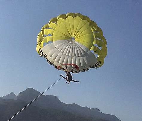 Анастасия Волочкова решила продемонстрировать свою знаменитый шпагат во время полета на парашюте. Фото: Instagram.com/volochkova_art.