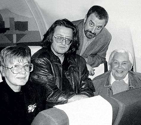 Благодаря легкому характеру драматурга всегда окружали друзья. На фото: Любовь и Григорий Горины, Александр Градский и Юрий Любимов. Личный архив Любови Гориной. Благодаря легкому характеру драматурга всегда окружали друзья. На фото: Любовь и Григорий Горины, Александр Градский и Юрий Любимов. Личный архив Любови Гориной.