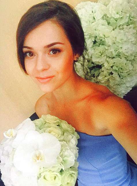 Девятнадцатилетняя Аделина Сотникова поймала вчера букет невесты. Фото: Instagram.com/adelinasotnikova_2014.