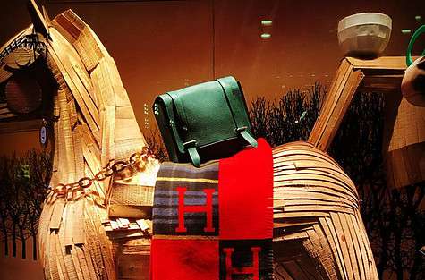 Актриса призвала поклонников помочь бездомным, пожертвовав плед от Hermés. Фото: инстаграм