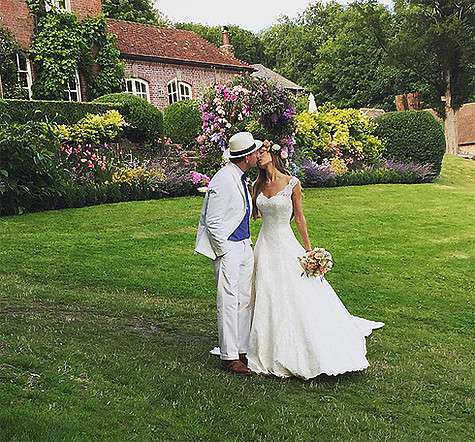 Свадьба Гая Ричи и Джеки Эйнсли прошла в загородном поместье молодоженов в графстве Уилтшир (Англия). Фото: Instagram.com.