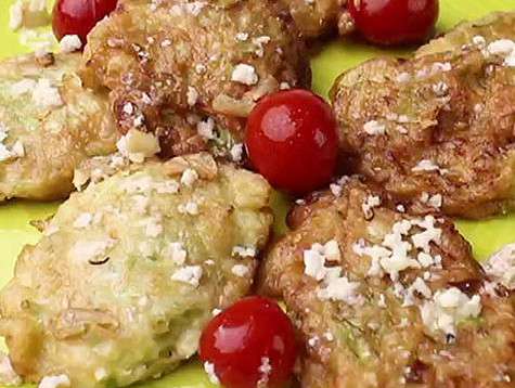 Оладьи из кабачков со сметаной. Фото: материалы пресс-служб.