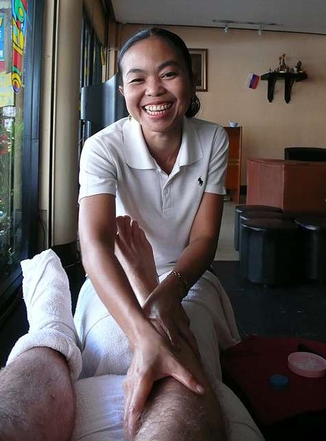 Местные девушки пытаются угадать каждое желание своего нового друга.