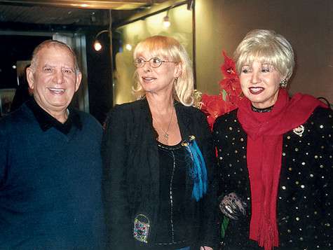 С четвертым мужем, Наимом, и поэтессой Любовью Воропаевой (в центре). Фото: личный архив Аиды Ведищевой. С четвертым мужем, Наимом, и поэтессой Любовью Воропаевой (в центре). Фото: личный архив Аиды Ведищевой.