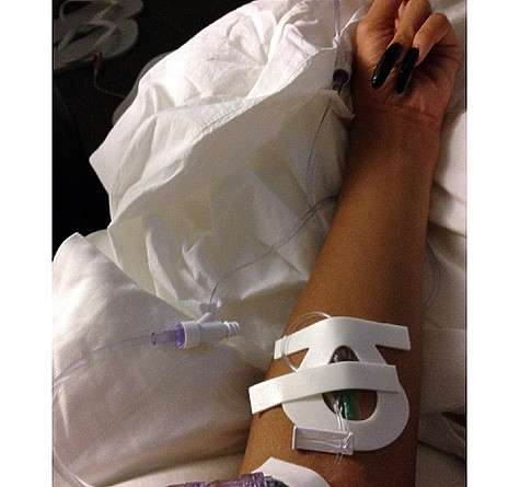 А Рианна борется с похмельем при помощи капельниц. Фото: Instagram.com.