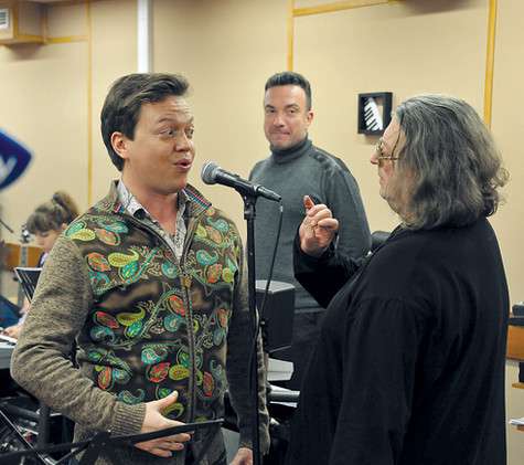 «Набрал воздуха и задержи его, иначе будешь дышать, как Аршавин, когда бегает», — напутствовал Илью Юдичева Александр Градский на репетиции. Как выяснилось, наставник из мэтра получился совсем даже не строгий, а очень справедливый, переживающий за своих «