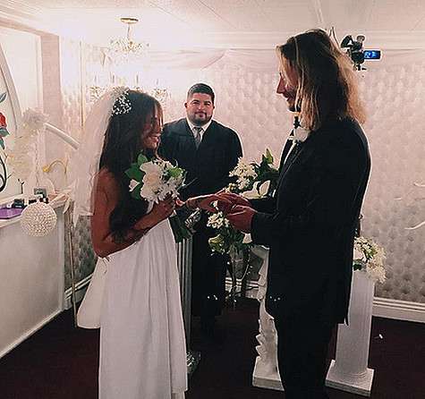 Айза Долматова и Дмитрий Анохин поженились в легендарной A Little White Wedding Chapel. Фото: Instagram.com/aizalovesam.