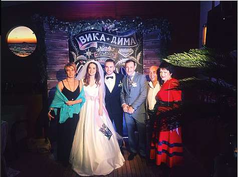 Молодожены вместе с родителями. Фото: социальные сети