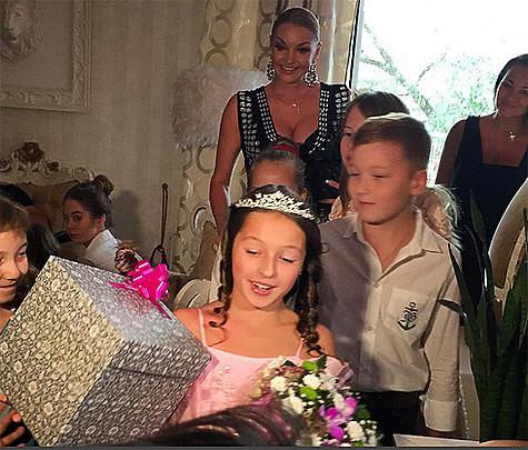 Судя по количеству коробок, подарки Ариадны займут всю ее детскую. Фото: Instagram.com/volochkova_art.