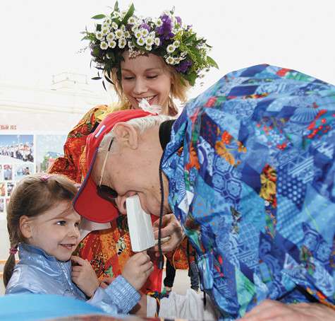 С порцией мороженого в желудке Олег Табаков поспешил на посадку деревьев. Фото: Геннадий Авраменко.